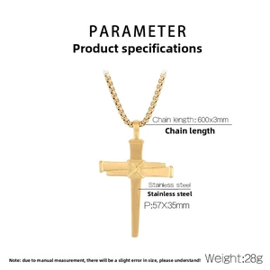 Détail du collier croix en acier doré avec dimensions 57x35mm et une chaîne de 600mm de long