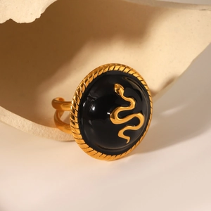 Bague rétro en acier doré avec émail noir et motif serpent sur fond de pierre naturelle