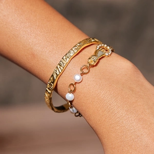 Bracelet manchette doré texturé et perles d'eau douce avec pendentif main en diamant
