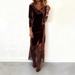 Détails d'une robe en velours marron avec bordure en dentelle et col bénitier élégant