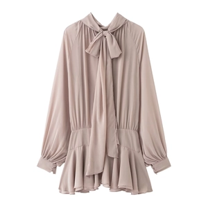 Robe courte élégante en mousseline mauve avec manches longues et nœud papillon
