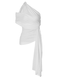 Détail du haut blanc à une épaule avec drapé asymétrique et rubans fluides élégants