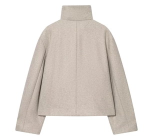 Vue arrière du blouson court en laine couleur avoine avec un col montant élégant