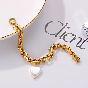 Goldenes Gliederkettenarmband mit einem polierten weißen Herz-Muschel-Anhänger für Damen