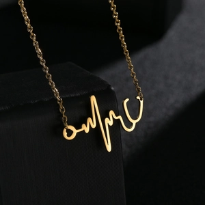 Collier pendentif stéthoscope battement de coeur en acier doré sur support noir