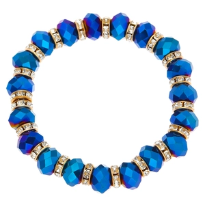Vista macro detallada de cuentas de cristal azul facetadas y separadores de strass dorados pulsera