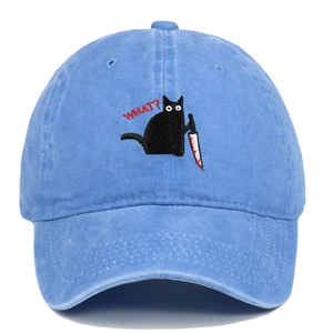 Detail der schwarzen Katzenstickerei mit WHAT? Schriftzug auf blauer gewaschener Kappe