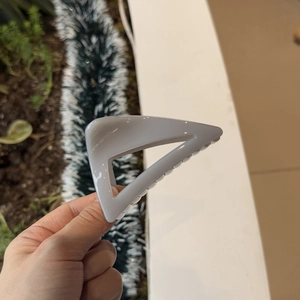 Light grey triangular shark hair claw clip in minimalist matte finish for thick hair