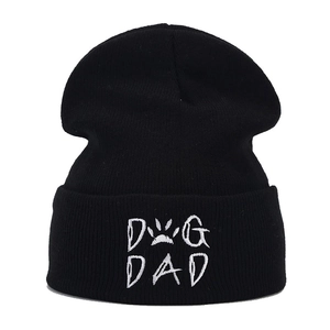 Klassische schwarze Strickmütze mit weißer Dog Dad Stickerei und Pfotenabdruck für Winter