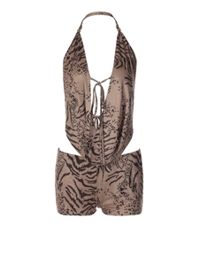 Détail d'un body sexy imprimé animal marron avec licou, lacets et décolleté en V profond