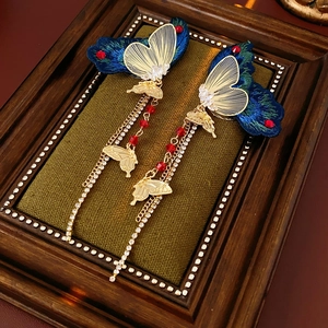 Detailansicht der Vintage Schmetterling Quastenohrringe mit blauer Stickerei und Goldketten