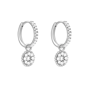 Détail de boucles d'oreilles argentées avec zircons pavés sur créoles et pendentifs