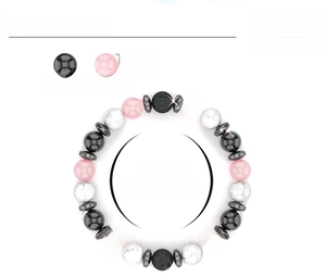 Dettaglio macro del bracciale da 8mm con quarzo rosa, ematite e pietre laviche