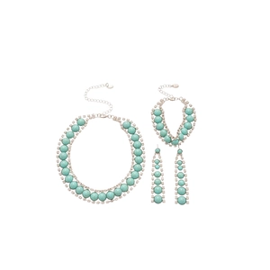 Parure de bijoux bohème avec pierres en résine turquoise et détails diamantés sur fond blanc
