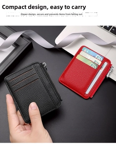 Dettaglio porta carte in pelle con tre scomparti e tasca laterale con zip