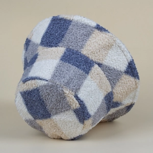 Détail de la texture d'un bob en fausse fourrure à carreaux bleus et beige