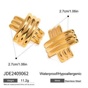 Cross stud earrings in gold stainless steel with dimensions and weight detail