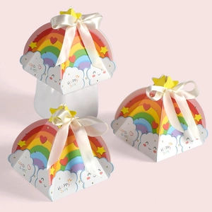 Boîtes cadeaux arc-en-ciel avec nœud blanc et motifs d'étoiles colorés