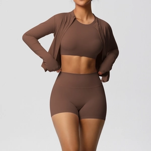 Détail d'un ensemble de yoga chocolat trois pièces avec veste zippée et short taille haute