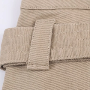 Dettaglio gonna midi kaki con passanti per cintura rinforzati e cuciture in twill denso