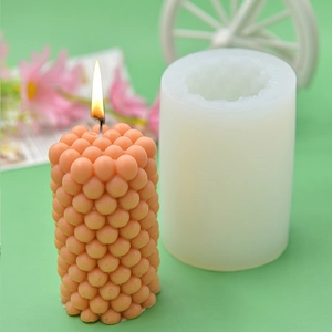 Zylindrische Silikonform für Blasenkerzen mit fertiger orangefarbener Kerze zum Selbermachen