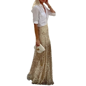 Damen-Set mit weißem Langarmhemd und einem goldfarbenen Maxirock aus glänzenden Pailletten