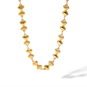 Dettaglio della collana in titanio placcato oro 18K con maglie a forma di cuore strutturate
