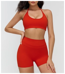 Détail du soutien-gorge de yoga rouge et du short de cycliste à taille haute