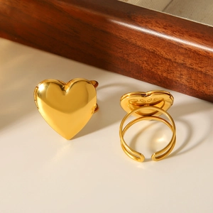 Dettaglio di anelli a cuore in acciaio inossidabile placcato oro 18K regolabili
