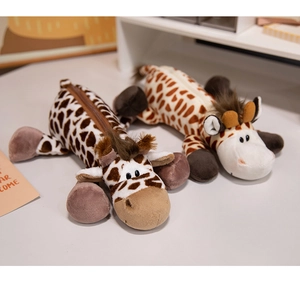 Dettaglio dell'astuccio a giraffa in peluche con texture morbida e cerniera marrone