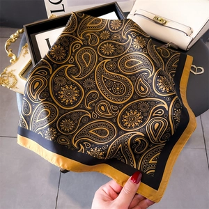Carré de soie luxueux 70cm noir et or avec motif paisley et bordure dorée élégante