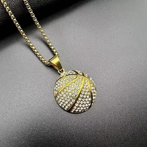 Vue détaillée du pendentif basket doré serti de strass brillants sur une chaîne gourmette