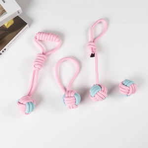 Detailansicht von langlebigem pink und blau geflochtenem Baumwoll-Hundespielzeug