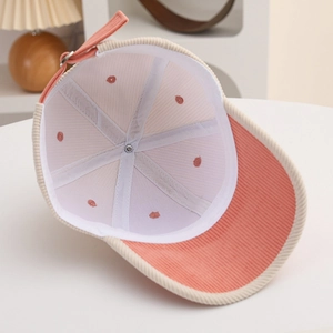 Détail de l'intérieur d'une casquette en velours rose avec boucle en métal réglable
