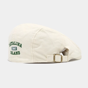 Détail de la casquette en coton blanc cassé avec broderie Catalina 1983 verte