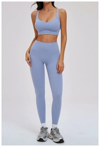 Détail du legging taille haute et soutien-gorge de sport lilas en tissu mat élastique