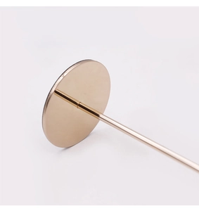 Detailopname van de champagne goudkleurige metalen basis en de slanke spiegelgladde stang