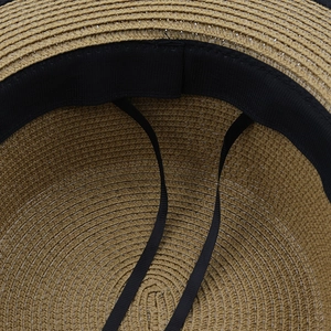 Vista interna del cappello di paglia con cordini regolabili e trama a spirale fitta