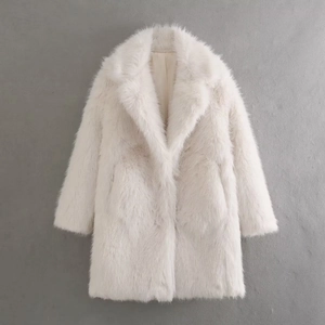 Cappotto da donna in ecopelliccia crema con revers e consistenza morbida e soffice