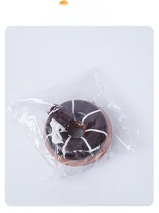 Detail van chocolade donut magneet in transparante zak voor huisdecoratie