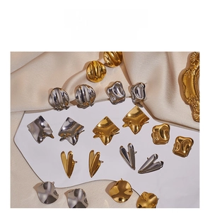 Detailansicht geometrischer, unregelmäßiger Edelstahl-Ohrstecker in Gold- und Silberoptik