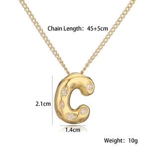 Dettaglio del ciondolo lettera C placcato oro 18k con zirconi e dimensioni