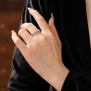 Gros plan d'une bague en argent sertie de zircons sur fond de velours noir luxueux