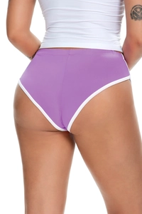 Nahaufnahme lila High-Waist Fitness-Shorts mit weißem Rand zeigt Passform und Textur