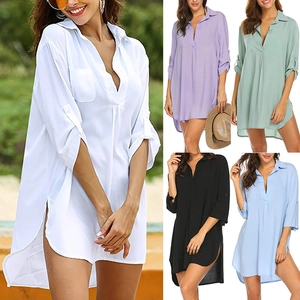 Detalle de blusa holgada de gasa con cuello en V y aberturas laterales altas