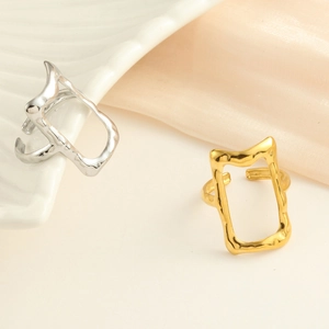 Detailansicht der minimalistischen geometrischen Ringe in Gold und Silber auf einem Tablett