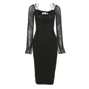 Détail des manches en mesh transparent et découpe lacée sur une robe moulante noire