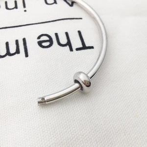 Makroaufnahme von versilbertem Kupferarmband mit Schraubverschluss für DIY-Schmuck