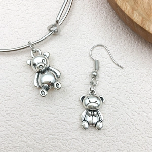 Detailaufnahme der antik-silbernen Bärenanhänger für DIY-Schmuck und Ketten