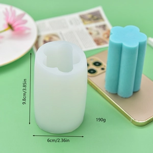 Detail der 9,8 cm hohen Zylindersilikonform mit Blumenmuster und Produktmaßen für DIY